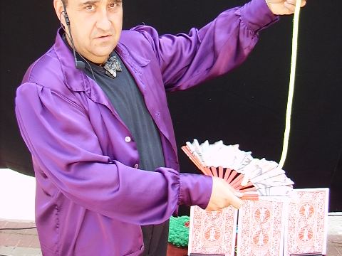 Alfonso el Mago haciendo magia con un abanico de cartas