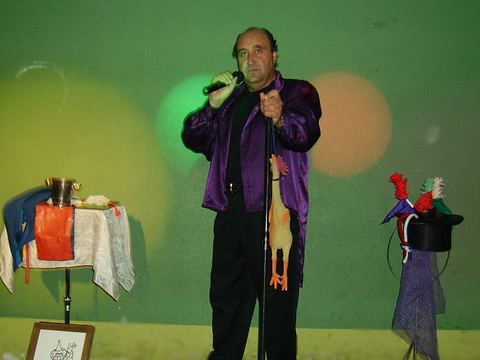 Alfonso el Mago actuando con micrófono en el escenario