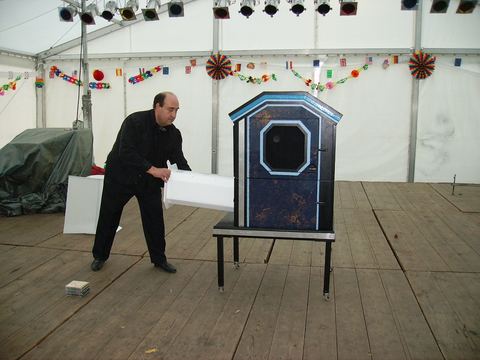 Alfonso preparando el número de una gran ilusión