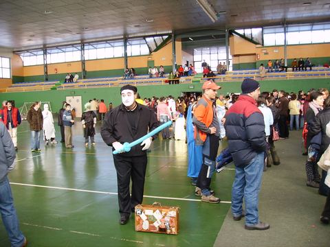 Animación con mimo y globoflexia en un polideportivo
