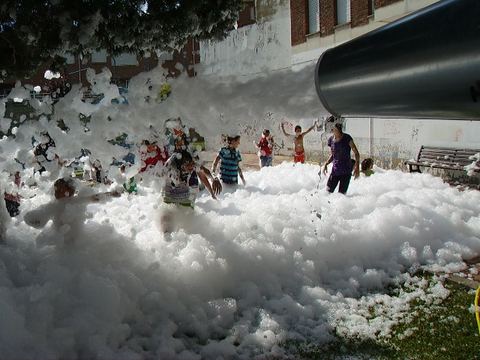 Niños disfrutando de la fiesta de la espuma