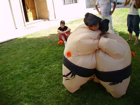Luchadores de sumo hinchables en una fiesta infantil