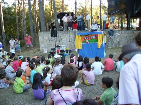 Niños viendo un espectáculo de guiñol en un parque
