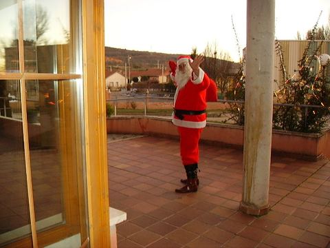 Papá Noel saludando en una fiesta de Navidad