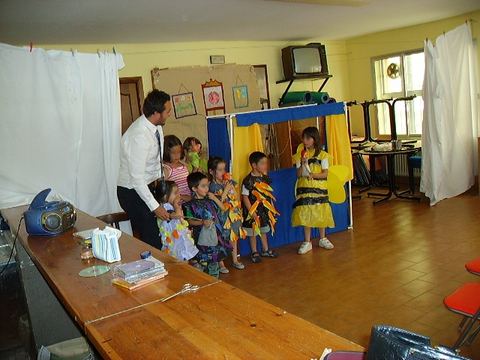 Niños disfrazados tras una actuación del taller infantil