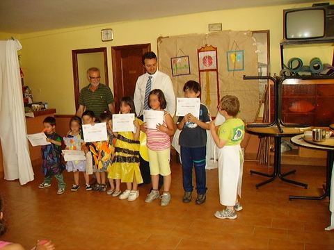 Niños mostrando sus diplomas al terminar el taller
