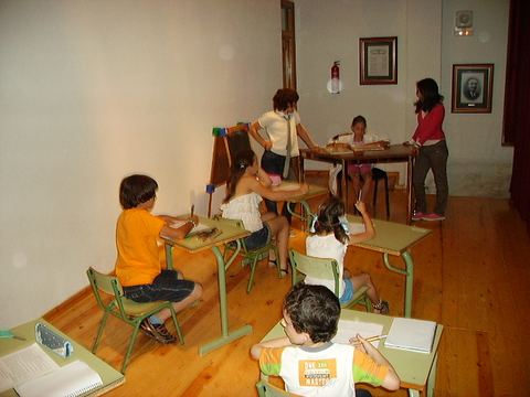 Niños participando en un taller en el aula
