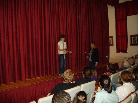 Representación teatral ante el público en un salón de actos