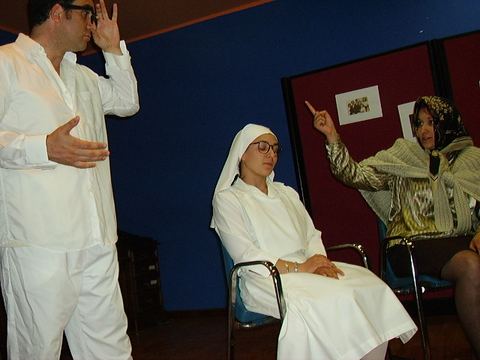 Actores caracterizados en una escena del taller de teatro