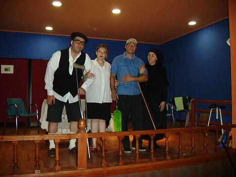 Reparto de la obra de teatro sobre el escenario